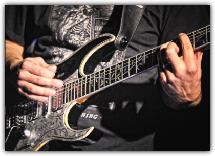 Können Das Bild zeigt den Ausschnitt eines Gitarrenspielers mit einer schwarzen elektrischen Gitarre. Beim Mouse-over erscheint die Kurzbeschreibung: Können - Die Konsolidierung und Weiterentwicklung der Konzepte wird unterstützt durch Governance, Fähigkeitsmanagement und einem proaktiven Veränderungsmanagement.<br />©memephoto