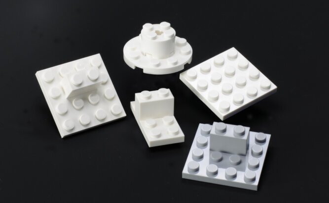 Das Photo zeigt ein Rätsel mit fünf Legogebilden, bei dem ein Gebilde anders ist als die restlichen.<br />©memephoto