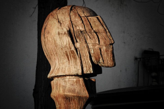 Jeder Mensch ist ein Universum Das Photo zeigt den oberen Teil der Skulptur Der Vordenker von Professor Eberhard Linke.<br />©memephoto